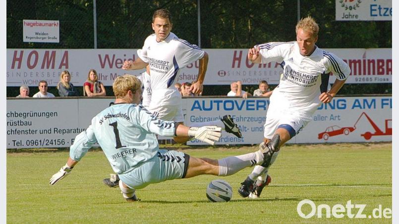Der SV Etzenricht traf in der BOL-Saison 2005/06 letztmals in einem Punktspiel auf den SV Schwarzhofen. Zuhause siegte der SVE 3:0, auswärts gar 9:1. Unser Bild zeigt eine Szene mit den damaligen Etzenrichter Spielern Michael Nordgauer (rechts, jetzt Trainer SV Altenstadt/WN) und Faruk Maloku (hinten, jetzt Trainer DJK Gebenbach). Bild: Walberer