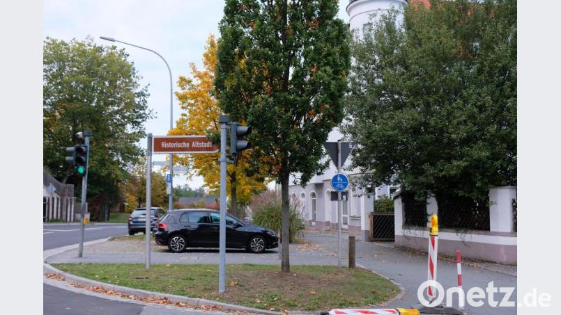 Ein öffentlicher Parkplatz im Inselbereich zwischen der Oberen Torstraße und der Ausfahrt in die B 299/Pressather Straße soll die Parkproblematik in Höhe des Schreibwarengeschäfts Gradl vermindern. Bild: do