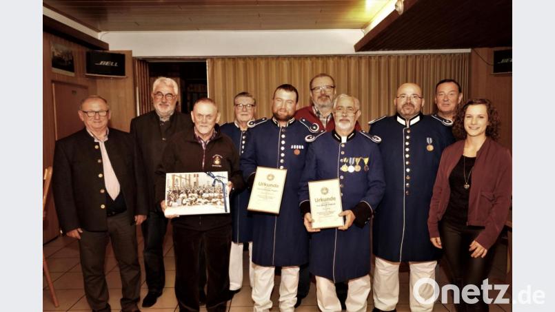 Aktuarin Anna Nagler, 3. Bürgermeister Heribert Schubert, Vorsitzender Andreas Kistenpfennig, Berndt Fuhrich, Gerhard Steiner, Martin Nagler, Uli Konz, Johann Völkl, 1. Bürgermeister Rupert Troppmann und 2. Bürgermeister Heinrich Maier (von rechts).