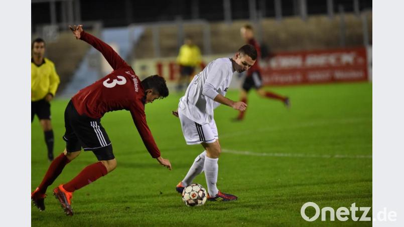 Benjamin Urban (links) vom SC Luhe-Wildenau kommt im Zweikampf mit Florian Reich (SpVgg SV II) ins Stolpern. Der Sportclub landete am Freitagabend einen 6:2-Derbysieg am Weidener Wasserwerk. Bild: A. Schwarzmeier