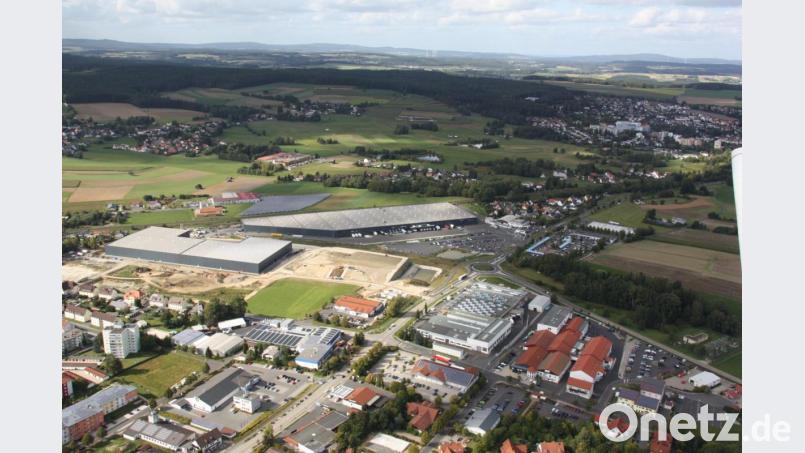 Kostentreiber bei der Rekultivierung der Rosenthal-Brache war die frühere Deponie, im Bild zwischen den neuen Cube-Hallen (links) und dem Kreisverkehr (rechts). Auf der Deponie entstehen Parkplätze. Bild: Alexandra Hautmann/fph