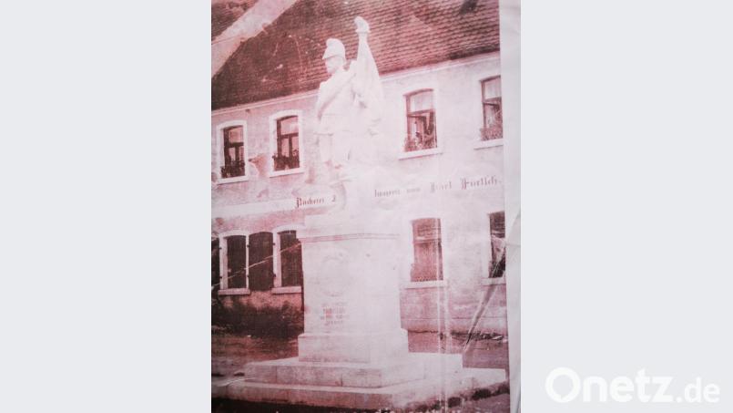 Das Denkmal wurde 1914 aufgestellt und schimmerte ganz in weiß. Bild: gz (Archiv)