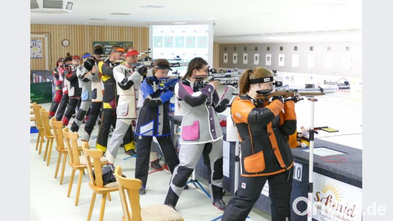 Simona Bachmayer, Lukas Haberkorn, Michael Buchbinder (Zweite, Vierter und Sechster von rechts) sowie Christine Schachner (links) und Maria Kausler (Dritte von links) von den Kastler Sportschützen starten diesen Samstag in Fürth in ihre erste Bundesligasaison. Bild: rwo