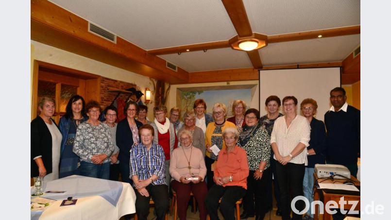 Viele Mitglieder wurde für die langjährige Treue zum Katholischen Frauenbund geehrt. Stellvertretende Diözesanvorsitzende Monika Schmidpeter (links) und Vorsitzende Cornelia Schreffl (3. von rechts) ehrten die Mitglieder. Über die Verbundenheit der Mitglieder zum Katholischen Frauenbund freuten sich auch Bürgermeisterin Tanja Schiffmann (2. von links) und Pfarrer Pennoraj Thamarkkan (rechts). Bild: bey