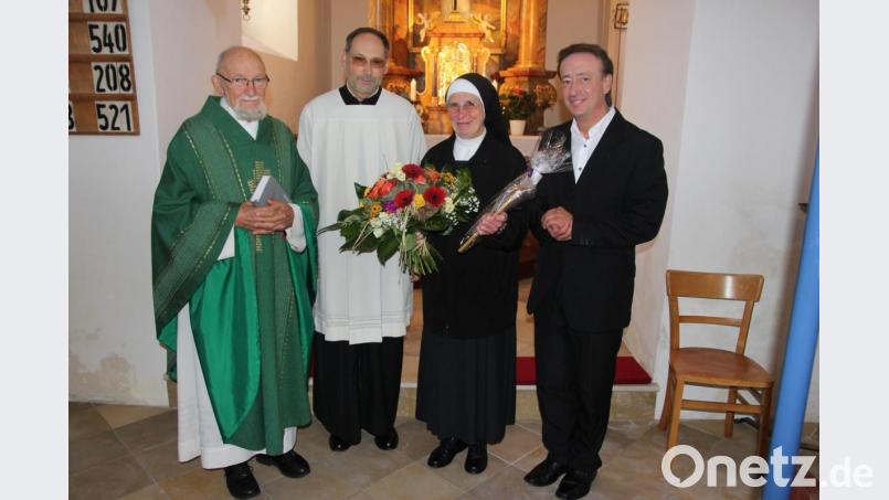 Das Bild zeigt von links Pfarrer Richard Salzl (links), Pfarrer Gerhard Wagner (Zweiter von links) und Kirchenpfleger Wolfgang Süß gratulierten Schwester Maria Goretti Huml zum Professjubiläum. Bild: ral