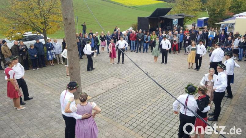 Ein Höhepunkt der Pursrucker Kirwa war das Austanzen des Kirwabaums mit Gstanzelsingen. Bild: ads