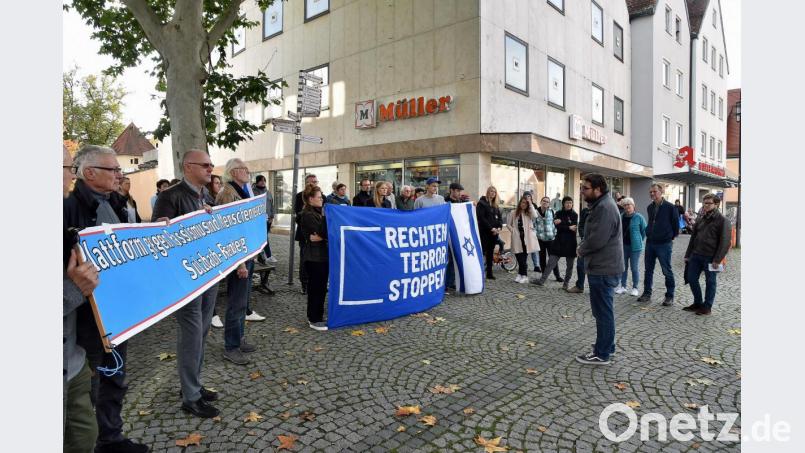 Auf dem Sparkassenplatz gedachten Demonstranten der Todesopfer von Halle und warnten vor Antisemitismus, Intoleranz und rechter Gewalt. Bild: ANDREAS ROYER