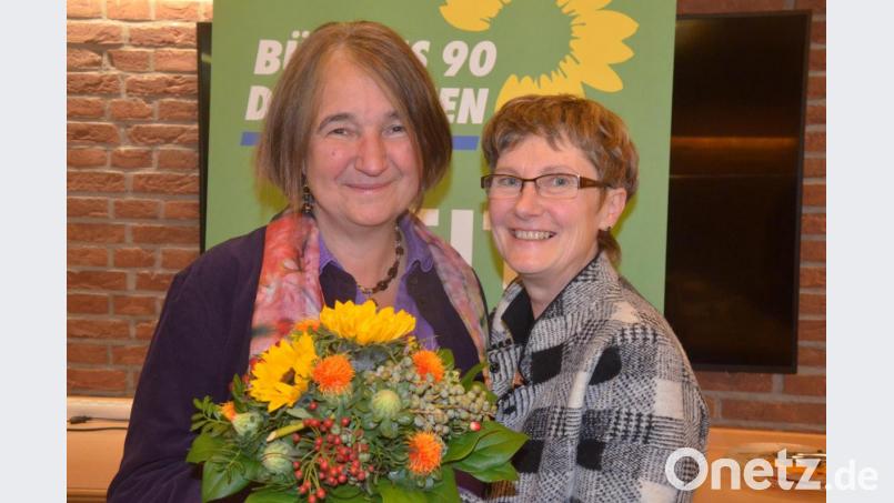 Stadträtin Gisela Helgath (rechts) gratuliert der OB-Kandidatin der Grünen, Sonja Schuhmacher, zur Wahl. Bild: Kunz