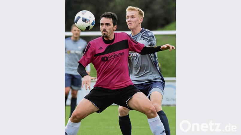 Mit 0:3 unterlag der FC Tirschenreuth (vorne Andreas Gradl) am vergangenen Sonntag der SpVgg Selbitz (Christian Pätz). Am Samstag treten die Kreisstädter bei Tabellennachbar SV Mistelgau an. Bild: exb