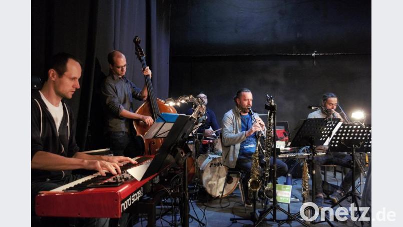 Thomas Basy (Keyboards, von links), Oliver Horeth (Kontrabass), Peter König (Posaune), Markus König (Saxofon/ Holzbläser) und Matthias Baumann (Schlagzeug/ Percussion) geben „Cabaret“ live die nötige Klangfülle. Bild: exb/LTO