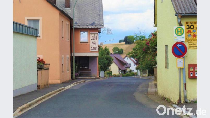 Am Bushalteschild rechts endet der nächste Bauabschnitt der Dorferneuerung. Von da ab bis zur Gemeindegrenze am Weißenbrunner Mühllohbach müssen für die Straßensanierung nach Luhe mehr als 2,4 Millionen Euro in die Hand genommen werden. Bild: jml