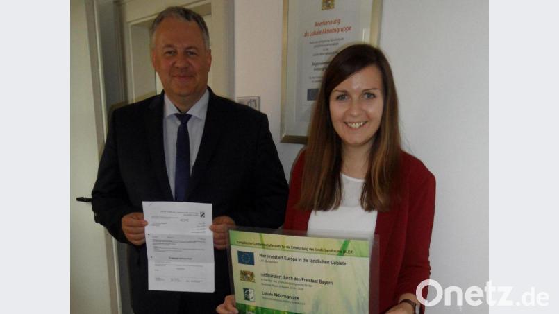 LAG-Managerin Katharina Schenk überreicht Landrat Richard Reisinger den Leader-Förderbescheid in Höhe von 200 000 Euro für das Teilprojekt „Neukonzeption der Abteilung Industriegeschichte“. Bild: Robert Graf