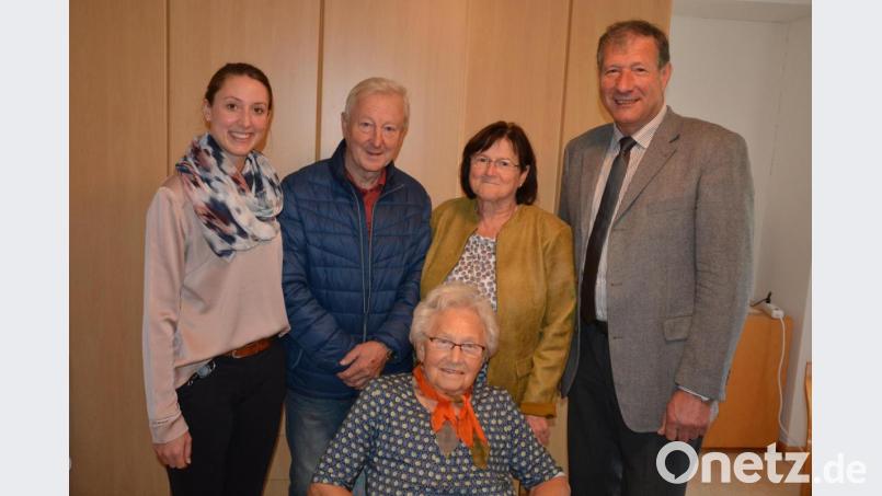 Irmgard Freitag (sitzend) feierte am Donnerstag im Seniorenzentrum Theresianum ihren 90. Geburtstag. Dazu gratulierten (von links) Einrichtungsleiterin Lisa Zang, Patenkind Horst Landgraf mit Gattin Doris sowie Zweiter Bürgermeister Reinhard Wurm. Bild: jr
