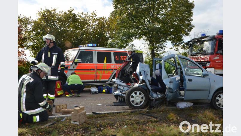 Mit hoher Wucht fuhr der Lastwagen auf den Fiat auf. Um die Fahrerin zu befreien, wurde das Dach abgetrennt. Bild: dob