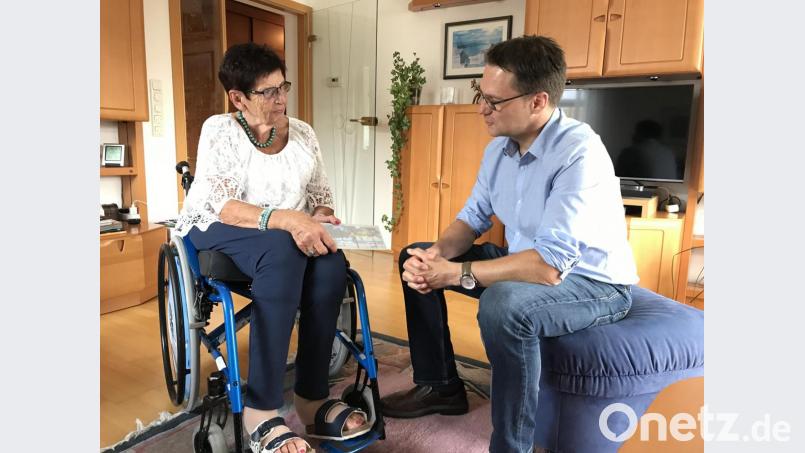 Redakteur Uli Piehler überreicht Ellen Galle den Reise-Gutschein, auf dem nur ein Ziel stehen kann: Bentota, Sri Lanka. Bild: eig