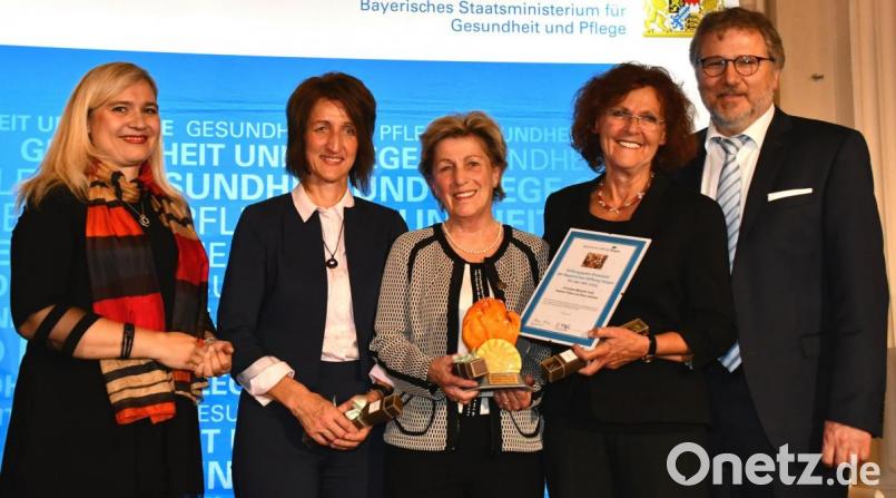 Gesundheitsministerin Melanie Huml (links) zeichnete (von links) Rosi Jarema, Helene Peter und Christine Meseth-Voß aus. Dazu gratulierte auch Rainer Schäfer (rechts), Vorsitzender des Stiftungsrats der Bayerischen Stiftung Hospiz. Bild:  exb/StMGP