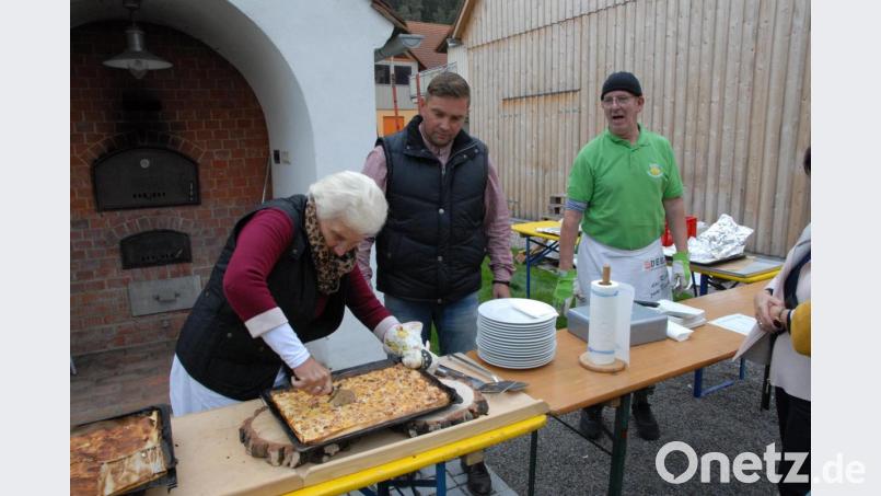 Der Gartenverein sorgte mit „Chefkoch“ Bernhard Tischler für frischen Flammkuchen. Bild: pop