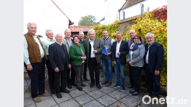 Otto Zeitler (Siebter von links) ist Ehrenvorsitzender der Nabburger CSU. Die Mitglieder der Stadtratsfraktion gratulierten ebenso wie Ortsvorsitzender Tobias Knechtel (Fünfter von rechts). Auch Otto Zeitlers frühere politische Weggefährtin Marianne Deml (Fünfte von links), FU-Kreisvorsitzende Marianne Forster (Zweite von rechts) sowie Johann Schießl und Albert Zitzmann als Vertreter der Schlossschützen Neusath (links) waren gekommen. Bild: Völkl