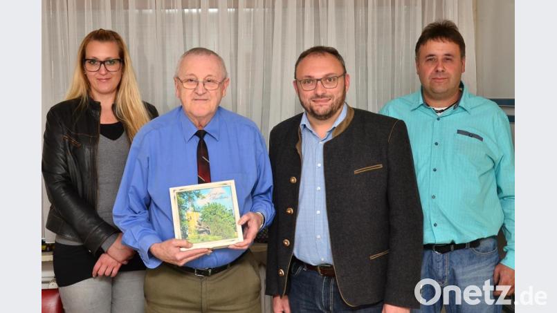 Tochter Annette gratuliert Robert Lindner senior mit zweiten Bürgermeister Markus Bauriedl und Sohn Robert Lindner junior (von links) zum 80. Geburtstag. Bild: fjo