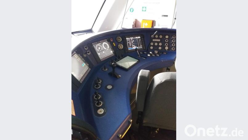 Im Führerstand gibt es viele Knöpfe und Schalter zu bedienen. Bild: exb