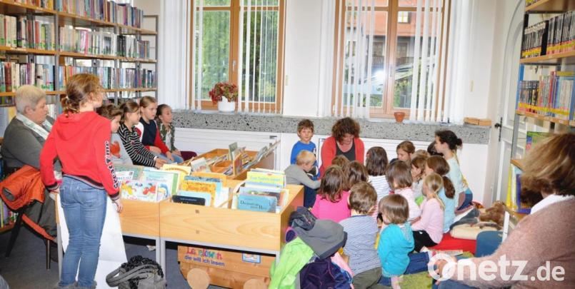 Maria Eckl (am Fenster, Mitte) versteht es, die Buben und Mädchen beim Vorlesen zu fesseln. Bild: es