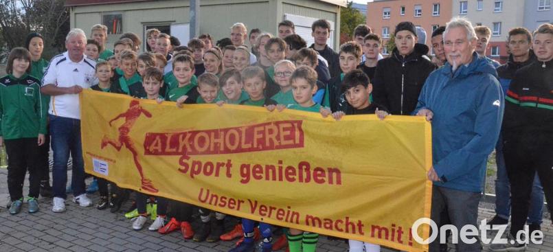 Kinder und Jugendliche des FC Weiden-Ost beteiligen sich an der Kampagne &quot;Alkoholfrei - Sport genießen.&quot; Bild: Kunz