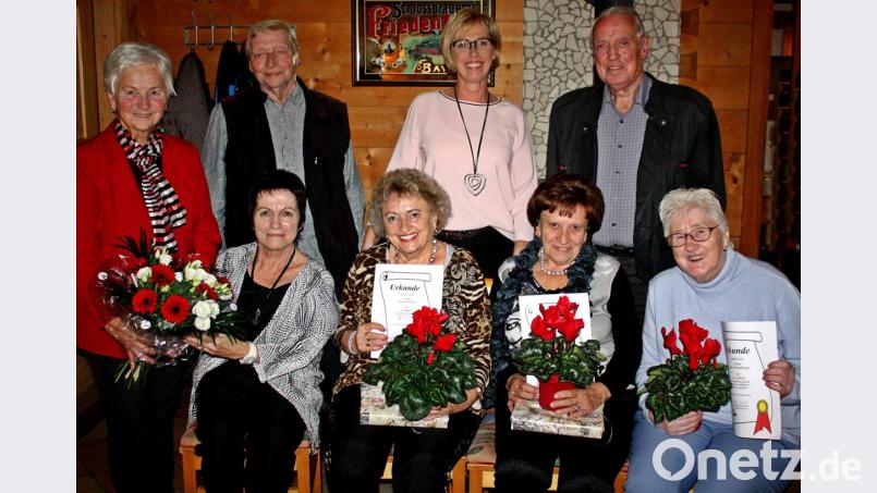 Die Mitglieder engagieren sich für den Seniorenclub: (sitzend, von links) Barbara Baunach, Christa Eckert, Margarete Wolf, Christa Luise Heimberger sowie (stehend, von links) Hilde Zebisch, Norbert Baunach, Sabine Zeidler und Helmut Ruhland. Bild: R. Kreuzer