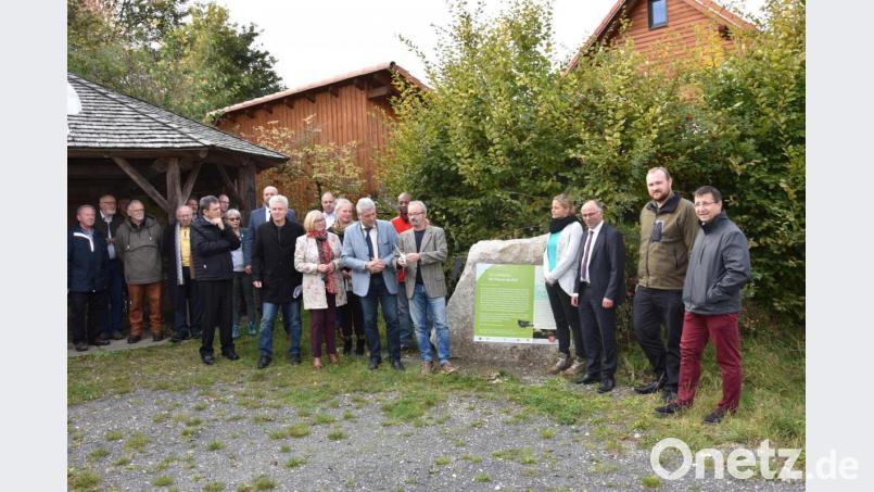 „Der Weg ist das Ziel“ heißt es an der ersten Station des neuen Findlingswegs. Planer Herbert Hofberger (Fünfter von links) erklärt den Gästen, was sie an den zwölf Stationen erwartet. Die Wegstrecke ist insgesamt acht Kilometer lang. Es empfiehlt sich mindestens dreieinhalb Stunden einzuplanen. Bild: Lowak