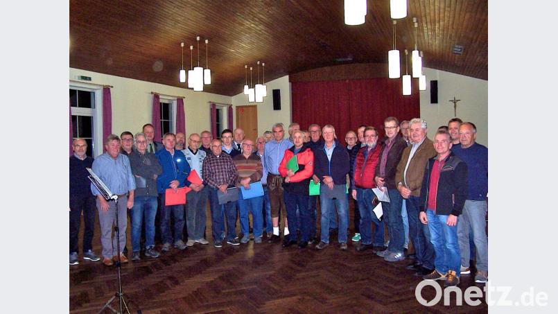 Jubilar Josef Haberkorn (in der Mitte, mit Lederhose" mit den Gratulanten. Bild: hä