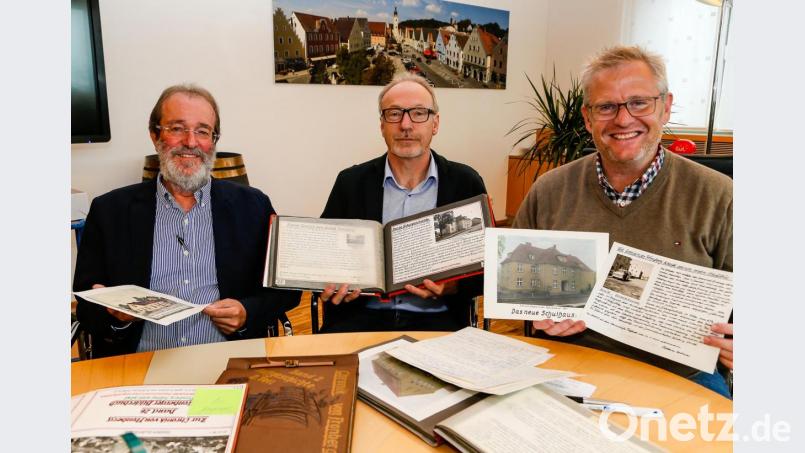 Andreas Hottner jun., Stadtarchivar Josef Fischer und Oberbürgermeister Anderas Feller (von links) zeigen einige der Schätze, die die Archivalien bieten. Bild: Hösamer