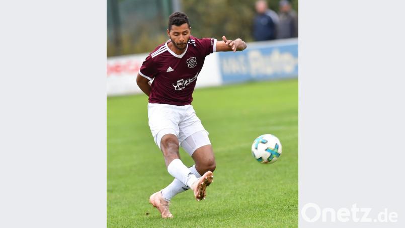 Michael Wells beim Schuss: Gegen den SV Hahnbach werden die Schirmitzer nicht viele Torchancen bekommen. Bild: af