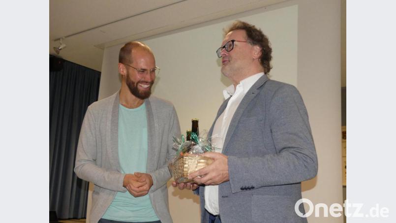 Mit &quot;Pausenhilfe&quot; dankt Rektor Wolfgang Bodensteiner dem Lerncoach Benjamin Schmitt (links) für dessen wertvolle Hinweise für den Umgang mit Kindern. Bild: rn