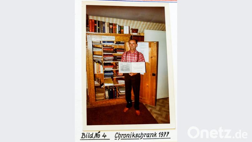 Andreas Hottner sen. vor dem Schrank, in dem er seine Archivschätze aufbewahrt hat. Das Bild stammt aus dem Jahr 1977. Sein Sohn hat das Material seines Vaters dem Stadtarchiv zur Nutzung überlassen. Repro: Hösamer