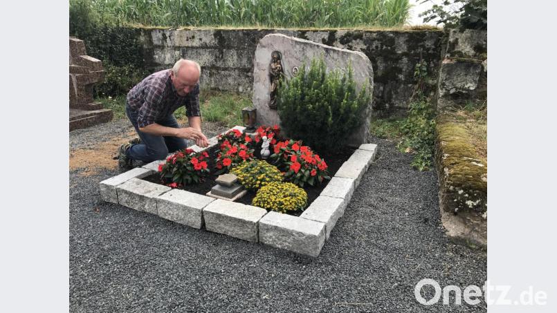 Dieses Grab war vollkommen verwahrlost, die Angehörigen weit fort; Alois Müller hat es neu eingefasst. Es ist eines von 18 Gräbern, um die er sich kümmert. Bild: eig