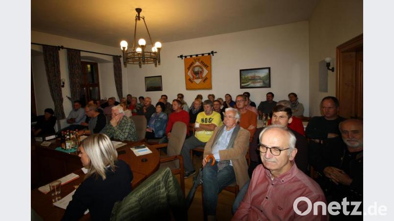 Nicht nur die Stadtratsmitglieder, sondern auch die rund 50 Besucher müssen sich am Donnerstagabend in Geduld üben: Die Erörterung der Öffentlichkeitsbeteiligungs-Stellungnahmen zum Solarpark Riggau beansprucht nicht weniger als zweidreiviertel Stunden. Abgesehen von vereinzelten dezenten Unmuts- oder Beifallsbekundungen gibt es keinerlei Störungen. Bild: bjp
