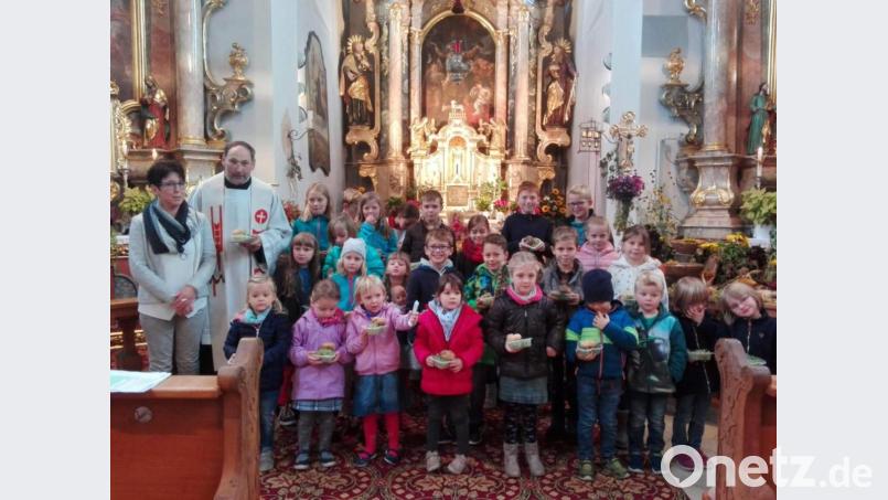 Die Kinder stellten sich vorm Altar zum Gruppenbild auf. Bild: exb