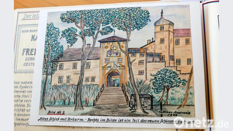 Die Geschichte von Schloss Fronberg nimmt in der Sammlung von Andreas Hottner sen. einigen Raum ein. Die Ansicht des Schlosses von der Dorfseite her hat er 1956 zu Papier gebracht. Bild: Hösamer
