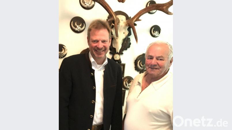 Bürgermeister Alwin Märkl (links) gratuliert Benno Jäger zum 80. Geburtstag. Bild: gef