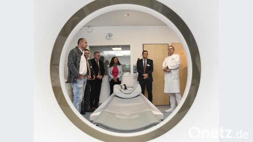 Blick durch die Röhre. Der Verwaltungsrat des Klinikums besichtigte am Mittwoch die neuen Geräte der Radiologischen Fachabteilung. Im Bild von links: Stadtrat Ralf Kuhn (CSU), der Verwaltungsleiter des Klinikums, Manfred Wendl, Oberbürgermeister Michael Cerny, Stadträtin Hannelore Zapf (Für Amberg), der medizinische Direktor des Klinikums, Dr. Harald Hollnberger und Radiologie-Chefarzt Professor Volkher Engelbrecht. Bild: Petra Hartl