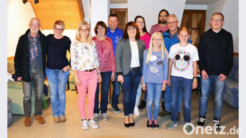 Das Ensemble für die Kirchenthumbacher Theatertage 2019: (von links) Regisseur Thomas Frankenberger, Co-Regisseurin Karin Rupprecht-Horn, Julia Groß, Margit Steger, Sandro Friedrich, Gabi Strauß, Tanja Groß, Raphaela Weber, Stefan Schober, Manfred Sendlbeck, Lina Plößner und Vinzenz Plößner. Bild: ü