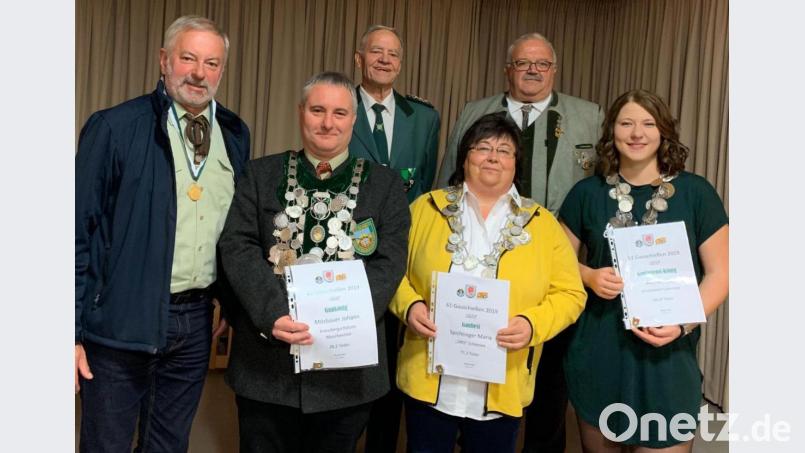Die neuen Würdenträger des Grenzlandgaues mit ihren Königsketten Ludwig Dirscherl, Johann Mösbauer, Maria Spichtinger und Lea Becher (v. links). Gauschützenmeister Manfred Muck und Gausportleiter Reinhold Wild (hinten v. links) gratulierten. Bild: dl