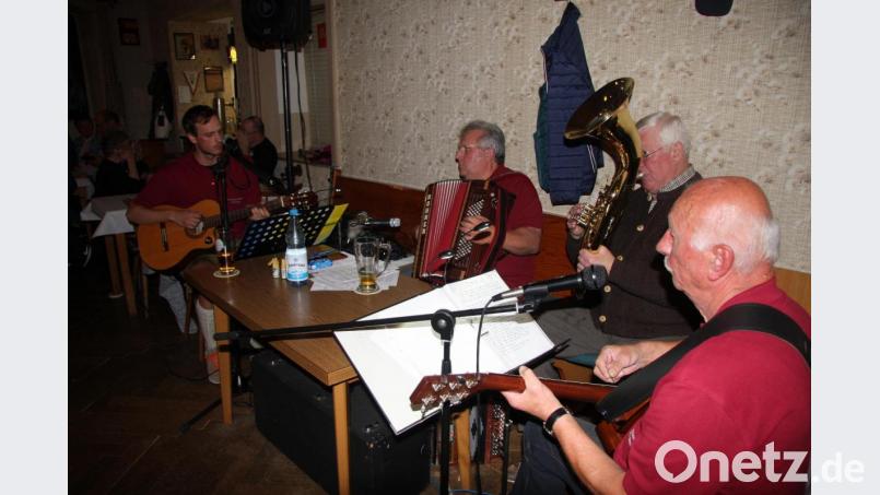 Für die passende Musik sorgten wieder die „Pechlattenfixner Dorfmusikanten“. Bild: wro