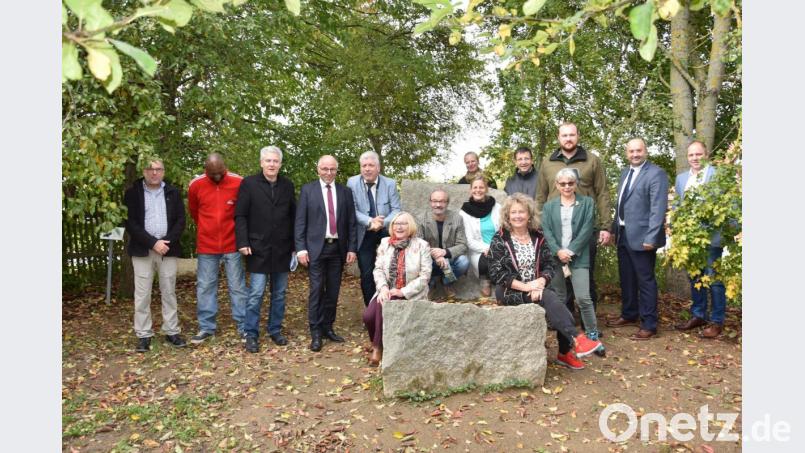 Wie ein überdimensionaler Sessel sieht der Findling der zwölften Station aus. Diese ist zugleich der Schlusspunkt des Weges, der seinen Anfang und sein Ende im Kreislehrgarten hat. Bild: Lowak