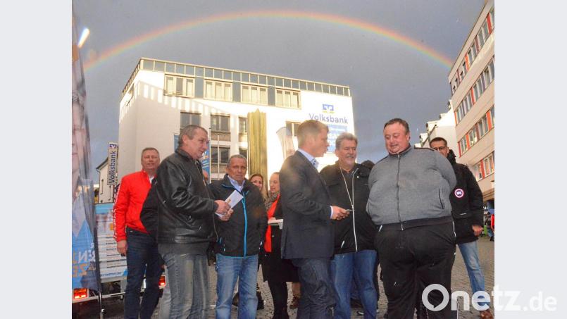 Bürgergespräche unter einem zufällig am Himmel aufgetauchten Regenbogen. Die CSU stellt sich den Fragen in der Stadtmitte. Bild: Kunz