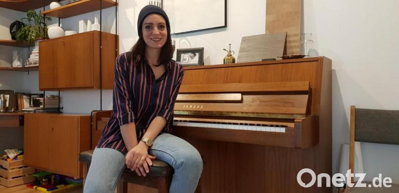 Tina Trummer (36) in ihrem Wohnzimmer in Neudorf bei Luhe. Darin steht ein Klavier, doch &quot;im musikalisch Begleiten bin ich total der Depp&quot;, sagt sie. &quot;Ich brauche immer meine Band. Ich bin ,nur&#039; Sängerin.&quot; Bild: Sonja Kaute