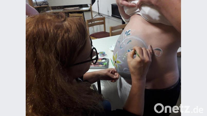 Beim Stilltag gab es ein großes Angebot für die Besucher – wie hier beim „Belly-Painting“. Bild: exb/Claudia Seitz