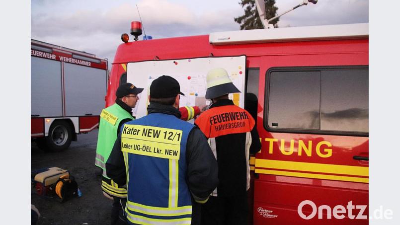 Die Einsatzleitung bespricht sich. Bild: jma