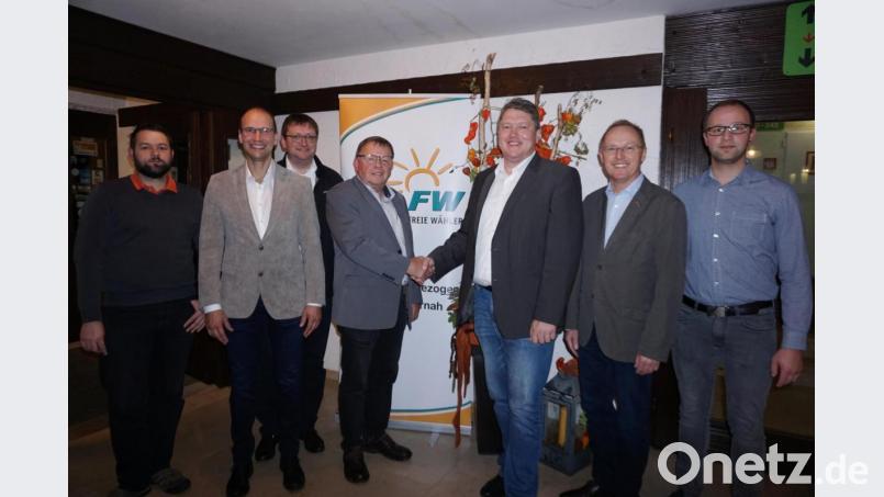 Die Vorstandschaft um Fabian Keppler-Stobrawe, Markus Schreiber, Rolf Hanauer, Dr. Hans Rose und Martin Kastner (von links) und Landratskandidat Ely Eibisch (zweiter von links) stehen hinter ihrem Kandidaten Bernhard Schmidt (dritter von rechts). Bild: kaz
