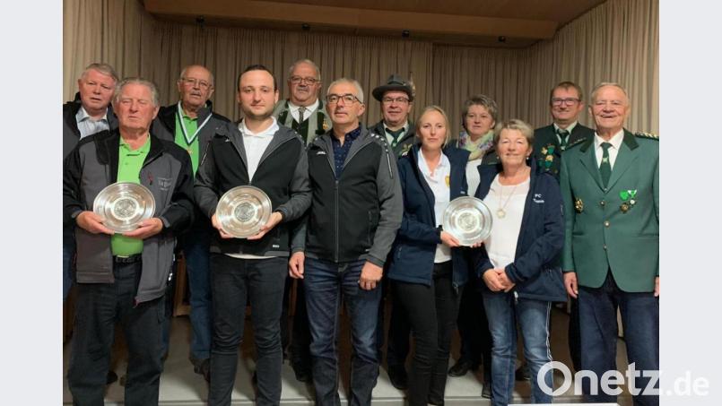 Die Mannschaftsführer der Wandertellergewinner Horst Fettke (Weiding), Manuel Bauer (Gaisthal), Magdalena Schmidt (Thanstein) (v. links) mit den Zinntellern und ihren Mannschaftsschützen. Gauschützenmeister Manfred Muck und Ausrichter Schützenmeister Manfred Becher (v. rechts) gratulierten. Bild: dl