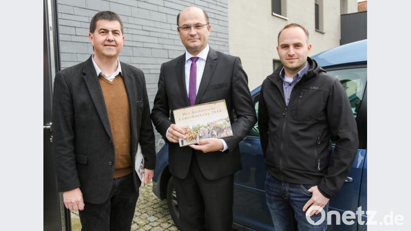 Über die Einladung zum Erntedankumzug 2020 von der Festleiter Arno Stahl (links) und Lukas Haberkorn hat sich Finanz- und Heimatminister Albert Füracker (von rechts sehr gefreut). Bild: hwk
